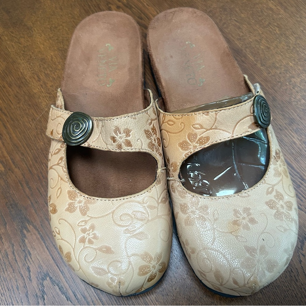 Via Veneto Italian Leather slip in flats. Suede lined. Sz 8. Camel/tan/round toe